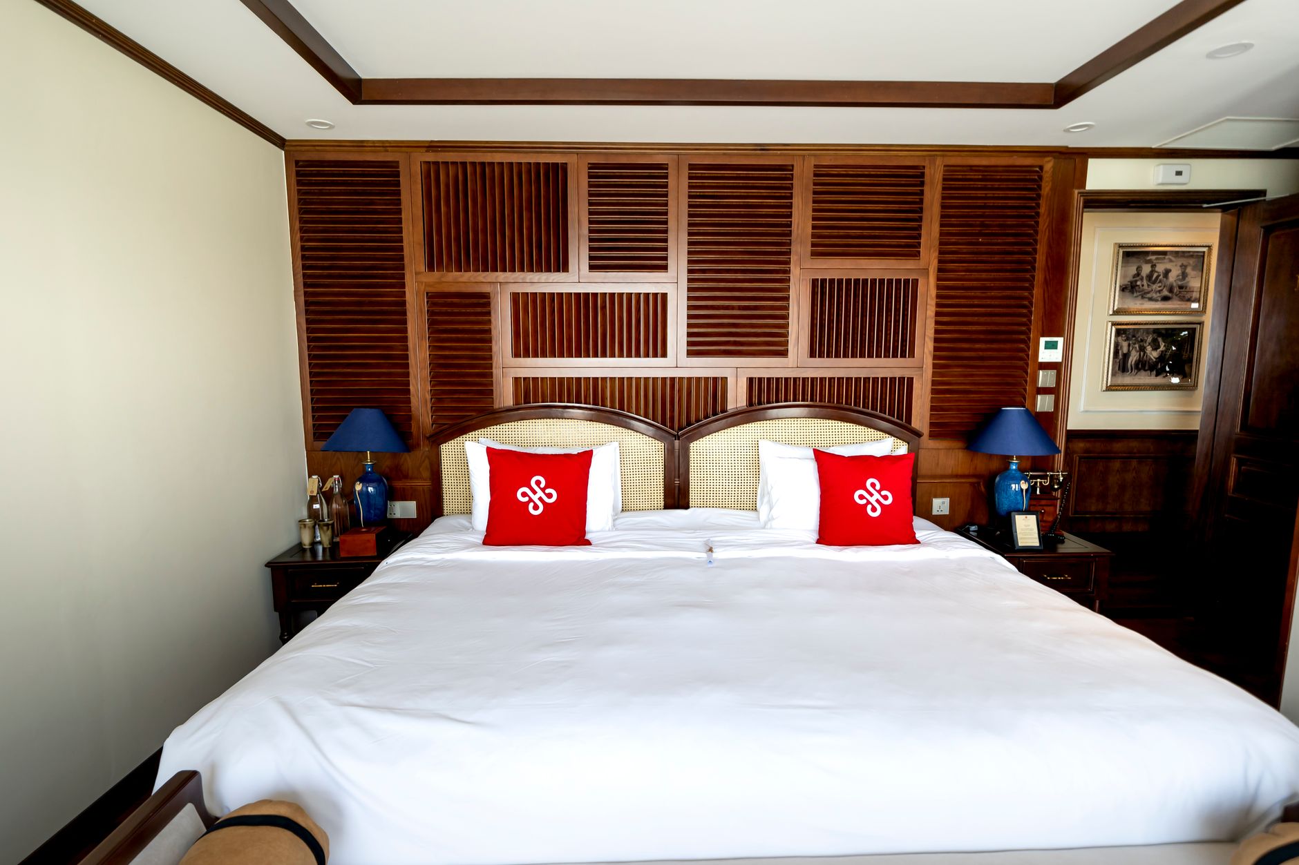 exim — habitación de hotel boutique con cama king y textiles artesanales