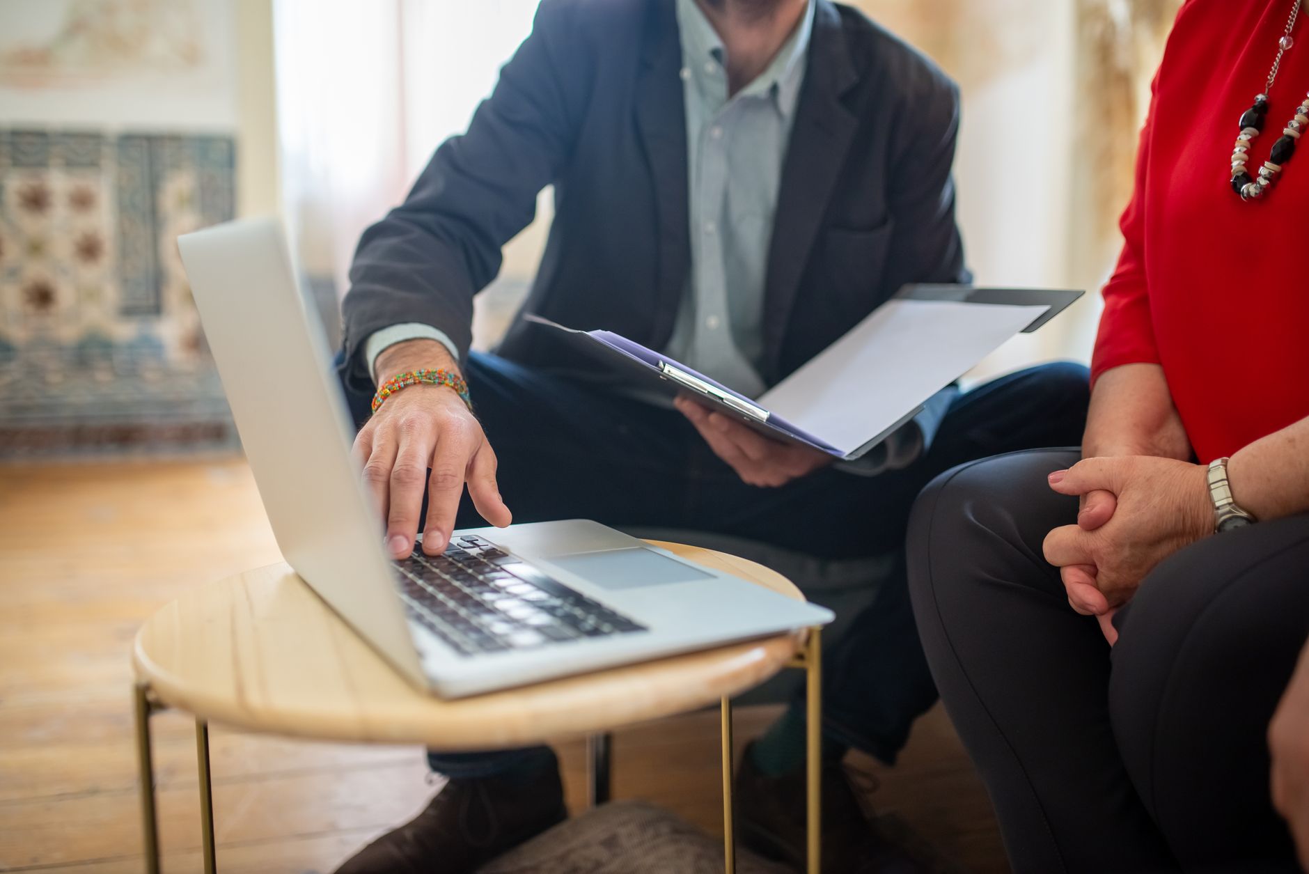 exim — consultor revisando documentos con un cliente en escritorio ordenado