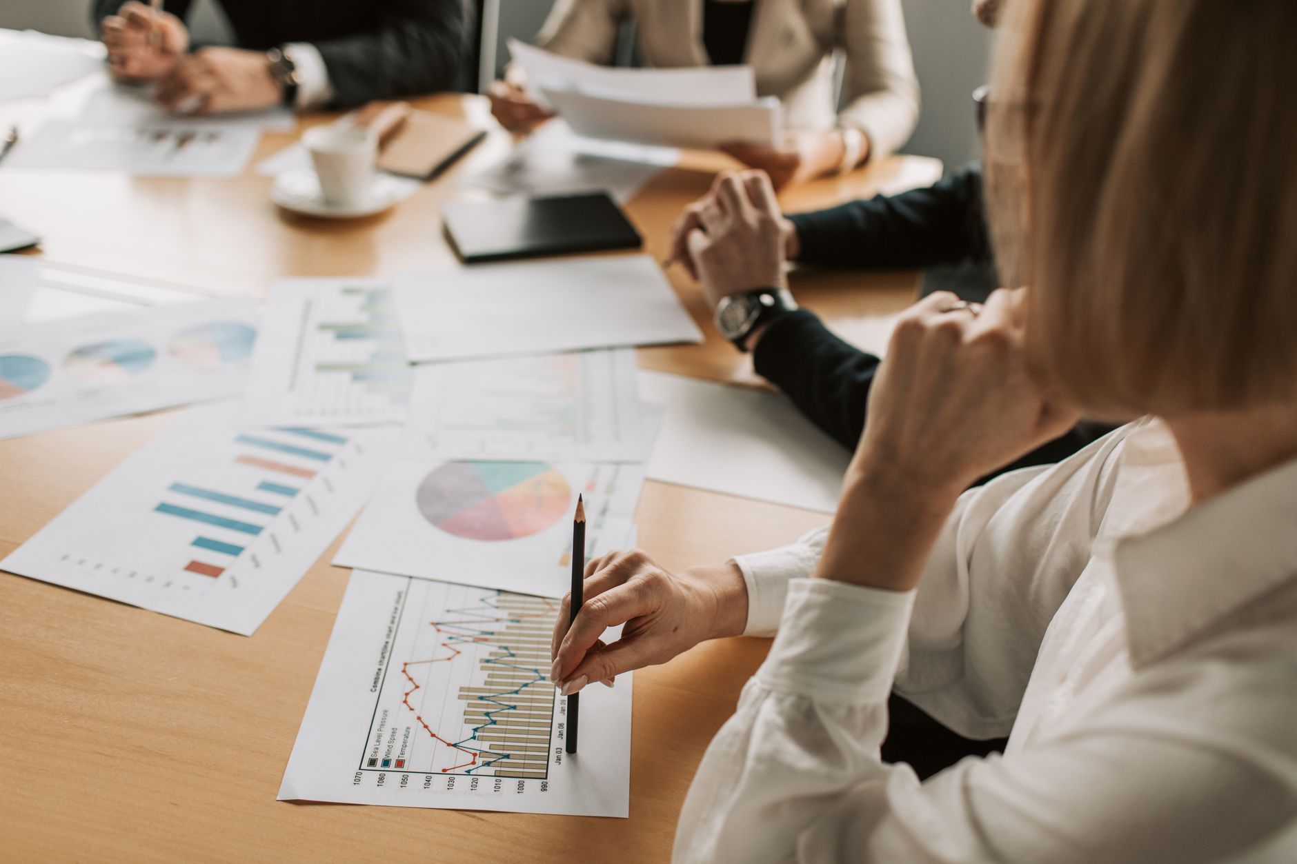 exim — reunión de seguimiento con gráficas de resultados en pantalla
